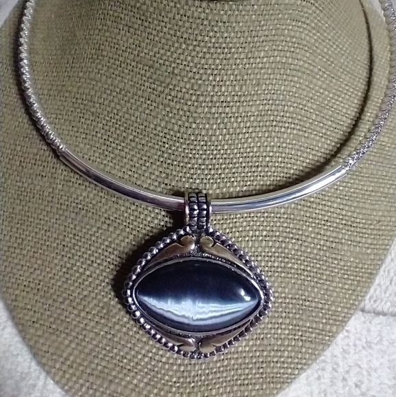 Vintage Jewelry - Silvertone goldtone two tone choker collar large cats eye 👁️ pendant necklace